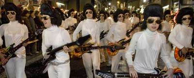 La comparsa de Elvis Presley, desfilando por Gran de Gràcia.