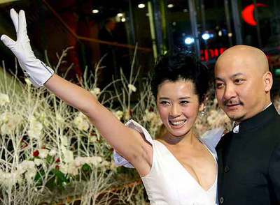 El director chino Wang Quan'an y la actriz Yu Nan posan a su llegada a la gala de entrega de premios de la 57 edición del Festival de Cine de Berlín.