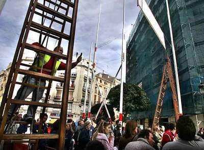 La Policía retira entre protestas los anclajes de una falla