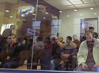 Sala blindada en la que siguen el juicio los 18 encausados por el 11-M. Entre ellos, Rabei Osman,  El Egipcio  (a la derecha), y Jamal Zougam (izquierda).