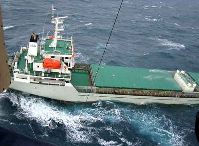 El buque 'Ostedijk', ayer por la tarde, en una imagen tomada desde un helicóptero a 14 millas de la costa.