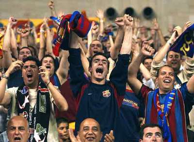 Aficionados del F.C. Barcelona animan a su equipo en un partido contra el Benetton en la Final Four.