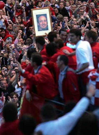 Seguidores del Liverpool exhiben un retrato de Rafa Benítez tras ganar la Copa de Europa.