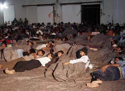 Los  sin papeles  del  Marine I  esperan en una nave del puerto de Nuadibú a que se resuelva su situación.