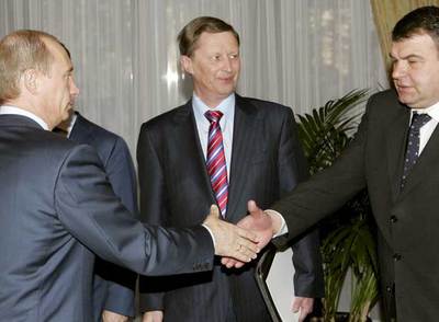 Putin (izquierda) saluda ayer al nuevo ministro de Defensa, Anatoli Serdiukov, en presencia del nuevo viceprimer ministro, Serguéi Ivanov.