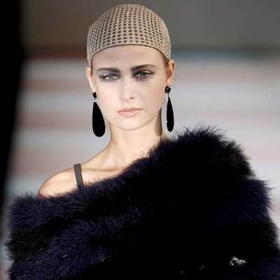 Una modelo, en el desfile de ayer con piel ecológica.