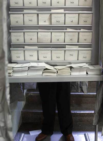 Un hombre vota el pasado día 18 de febrero.