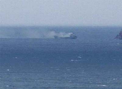 El  Ostedijk,  a la izquierda, es remolcado por el barco de Salvamento Marítimo  Don Inda. 