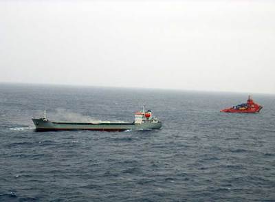 El buque holandés Ostedijk, junto al remolcador Alonso de Chaves.