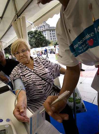 Medición de la tensión arterial a una mujer en Barcelona.