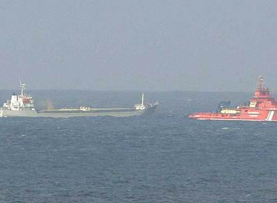 El buque 'Ostedijk', arrastrado por el remolcador 'Don Inda', de Salvamento Marítimo, ayer por la tarde al norte de Estaca de Bares.