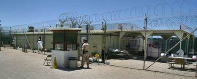 Un soldado vigila a varios detenidos en la prisión de máxima seguridad del Campo Delta, en Guantánamo, en abril de 2006.
