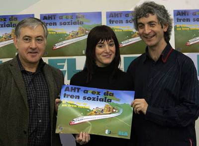 Elorrieta (a la izquierda) sostiene uno de los carteles que ha editado ELA contra la   Y   junto a los dirigentes de la central nacionalista Janire Domingo y Mikel Noval.