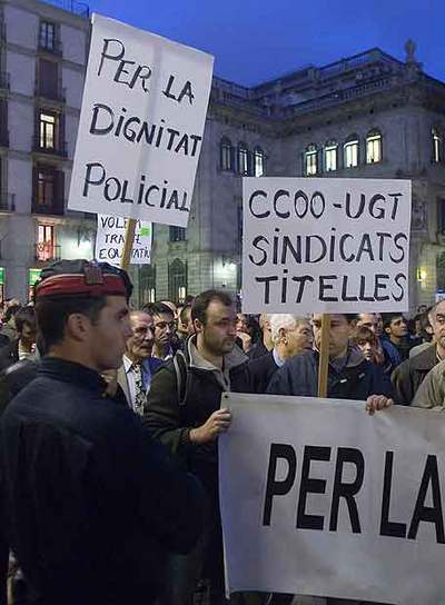 2.000 mossos protestan en Barcelona