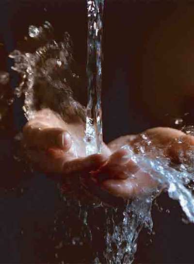 Imagen del vídeo  Abluciones  (2005), de Bill Viola, expuesto en Granada.