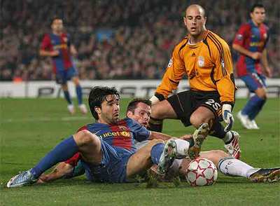 Deco intenta un remate ante Reina con Carragher en el suelo.