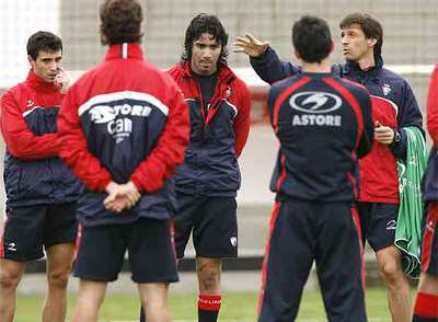 Nekounam, en el centro, escucha las explicaciones de Ziganda junto a varios compañeros.