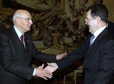 El presidente de Italia, Giorgio Napolitano (izquierda), recibe al primer ministro, Romano Prodi, ayer en el Quirinal.