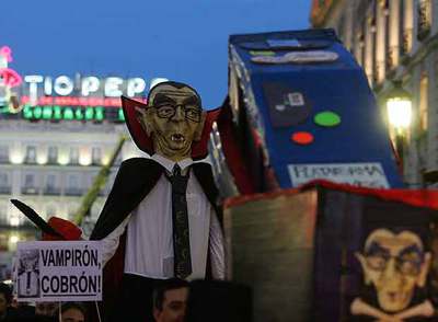 Vecinos de Carabanchel Alto, el Pilar, la Paz, Fuencarral y Tetuán entierran un parquímetro con  Ruiz-Vampirón. 