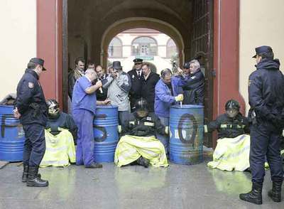 Los bomberos del Aljarafe se encadenan en la Diputación