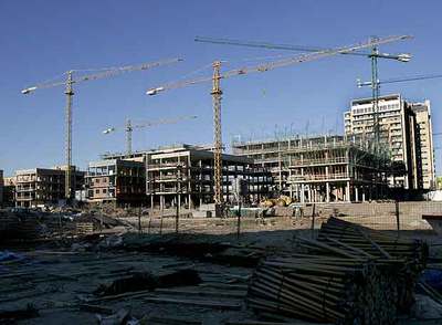Promoción de viviendas protegidas en construcción en Diagonal Mar, en Barcelona.
