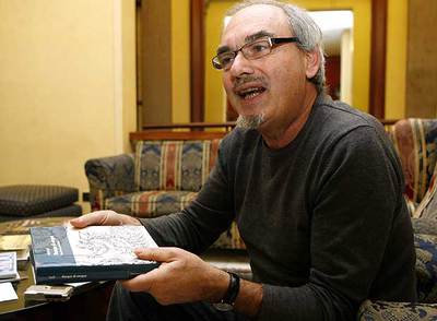 Ariel Toaff sostiene en sus manos el libro  Pascua de sangre.  