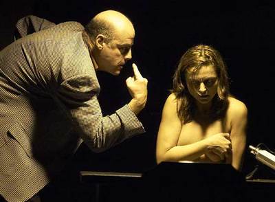 Aitor Mazo y Cristina Samaniego, en una escena de  La última copa. 