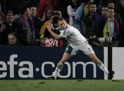 Bellamy celebra su gol ante el Barça imitando un golpe de golf.