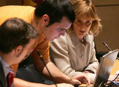 El mercante 'Ostedijk' y un remolcador, ayer desde la costa de O Vicedo.