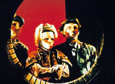 Escena de la adaptación teatral de 'El gran cuaderno', de Agota Kristof, a cargo de la compañía chilena La Troppa.