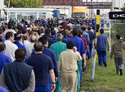 Empleados de Delphi vuelven a sus puestos de trabajo tras una concentración de protesta en las puertas de la fábrica de Puerto Real (Cádiz).
