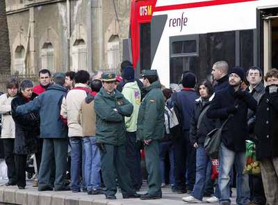 La Guardia Civil vigila la estación de Martorell, después de que los viajeros invadieran las vías.