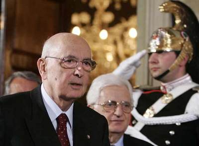 El presidente Napolitano (izquierda), en su segundo día de conversaciones con los líderes políticos, ayer en Roma.