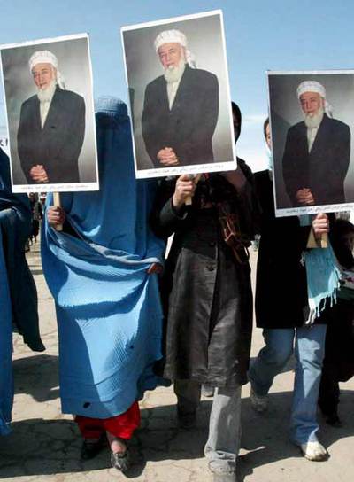 Marcha en Kabul a favor de la ley de amnistía de los  señores de la guerra .