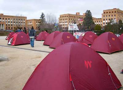 Las tiendas de campaña montadas ayer por la plataforma Derecho a Techo junto al metro Ciudad Universitaria.