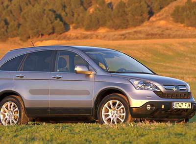 El nuevo CR-V tiene una línea original. El peculiar diseño de la parrilla, las formas abombadas del capó delantero y el diseño en arco de las ventanillas traseras lo distinguen de otros 4×4 de su tamaño.