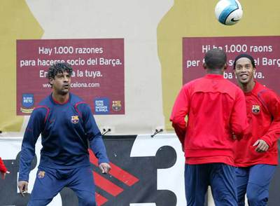Ronaldinho y Eto'o se pasan el balón ante Rijkaard en el entrenamiento del Barça.