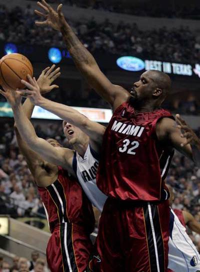 O'Neal trata de impedir un enceste de Nowitzki en el último partido entre Dallas y Miami.