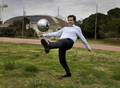 El alcalde de Barcelona, haciendo méritos para ver si le ficha el Barça. Él lo que quiere es 