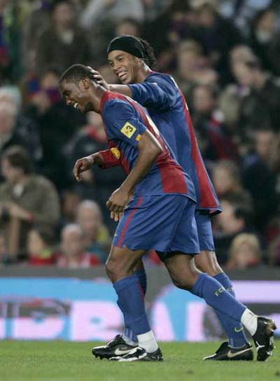Ronaldinho felicita a Eto'o tras marcar el camerunés el tercer gol del Barça frente al Athletic.