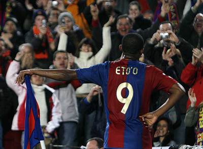 Eto'o festeja con el público su gol al Athletic.