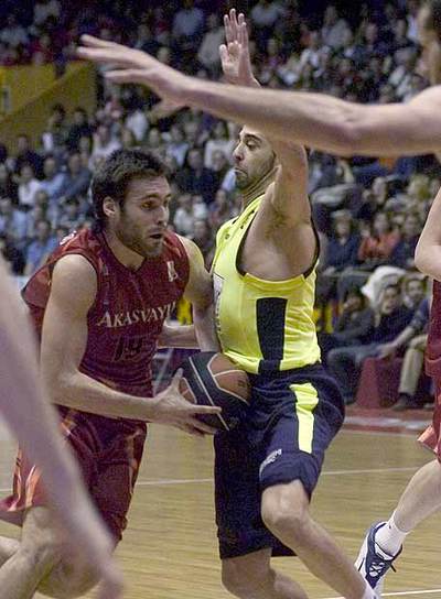 San Emeterio, con el balón, trata de superar a Navarro.