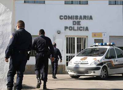Agentes de policía a la entrada de la comisaría de Ronda.