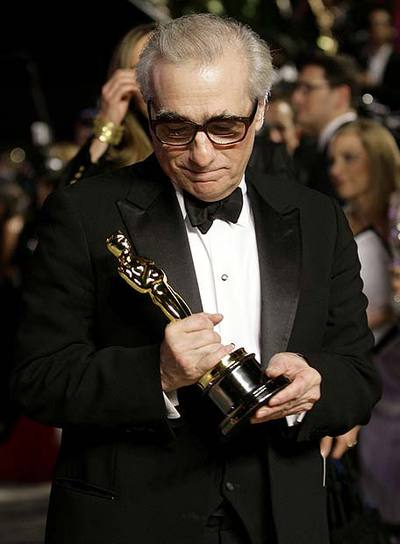 Martin Scorsese, a la izquierda, contempla su Oscar al mejor director por  Infiltrados.  A la derecha, de arriba abajo, escenas de tres de sus películas:  Infiltrados, Taxi driver   y  Uno de los nuestros.