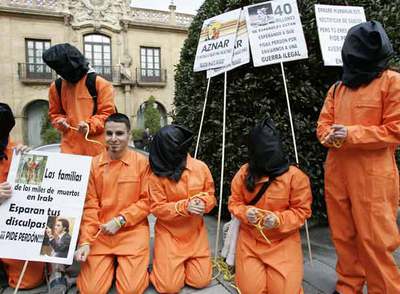 Un grupo de jóvenes protesta a las puertas del hotel de Oviedo donde Aznar pronunció una conferencia.