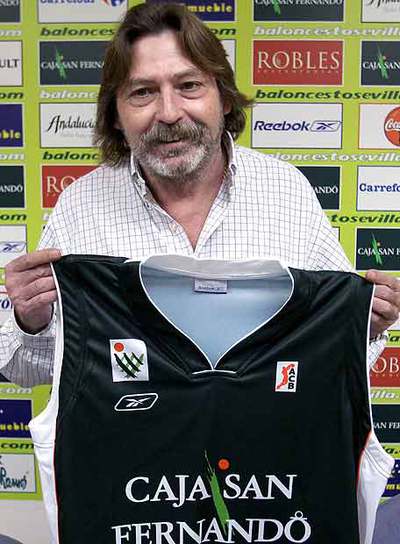 Manel Comas, cuando fichó por el Caja San Fernando.