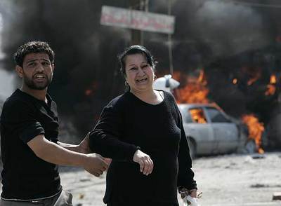 Una mujer llora tras estallar ayer una bomba junto a un vehículo en Bagdad.