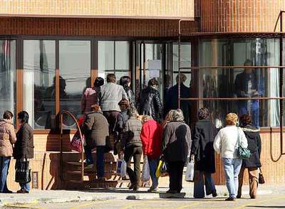 Las limpiadoras del Instituto Nacional de Técnica Aeroespacial (INTA) entran a la sede para incorporarse a su puesto de trabajo.