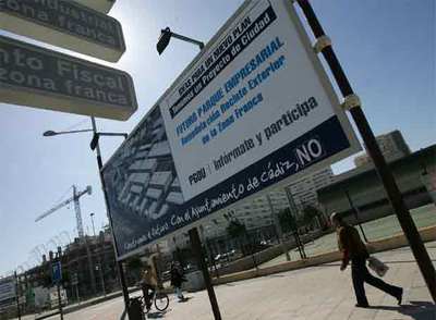 Guerra de mensajes en las vallas del Ayuntamiento de Cádiz