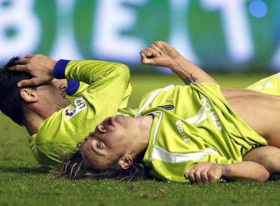 Alexis y Tena yacen en el césped del Reyno de Navarra tras un encontronazo.